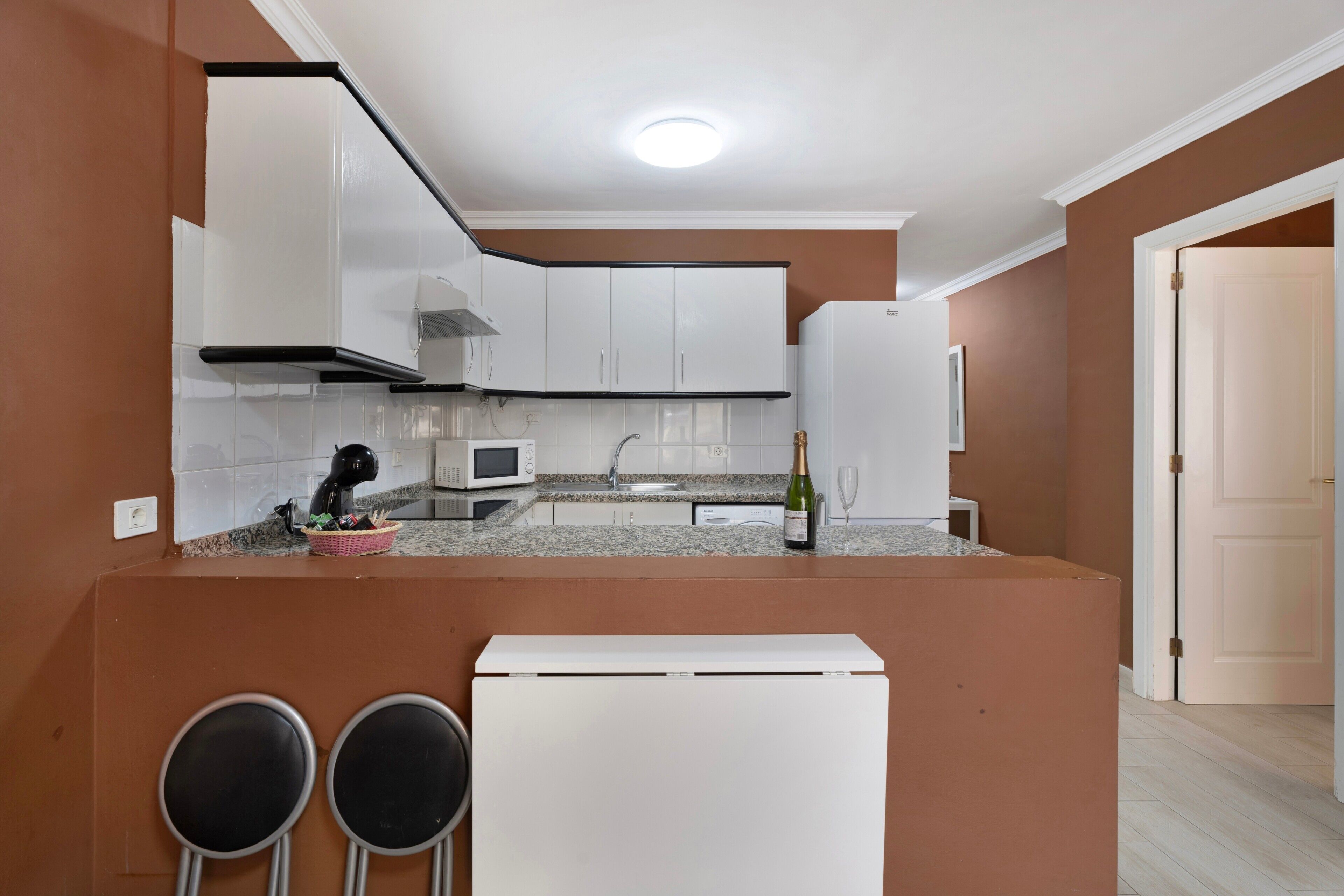 冷蔵庫、電子レンジ、コンロ、コーヒー / ティーメーカー