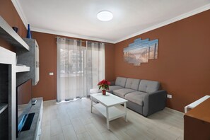 TV - Vacation Apartment 'La Casita De Edu' with Shared Pool, Balcony and Wi-Fi (Santiago del Teide)