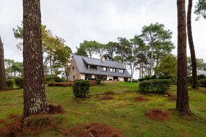 Exterior - Holiday Home 'Villa du Golfe - Vue Mer' with River View, Private Terrace and Wi-Fi (Vannes)