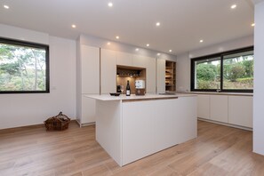 Fridge, microwave, oven, stovetop - Holiday Home 'Villa du Golfe - Vue Mer' with River View, Private Terrace and Wi-Fi (Vannes)