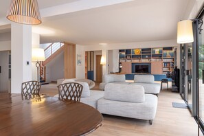 Interior - Holiday Home 'Villa du Golfe - Vue Mer' with River View, Private Terrace and Wi-Fi (Vannes)