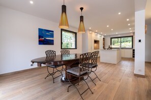 Dining - Holiday Home 'Villa du Golfe - Vue Mer' with River View, Private Terrace and Wi-Fi (Vannes)