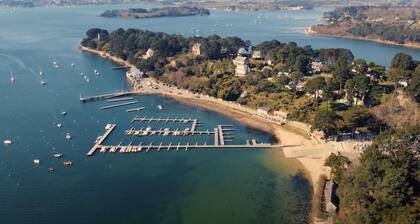 Holiday Home 'Villa du Golfe - Vue Mer' with River View, Private Terrace and Wi-Fi