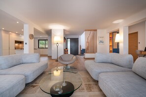 TV, table tennis - Holiday Home 'Villa du Golfe - Vue Mer' with River View, Private Terrace and Wi-Fi (Vannes)