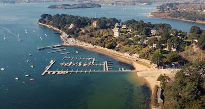 Holiday Home 'Villa du Golfe - Vue Mer' with River View, Private Terrace and Wi-Fi