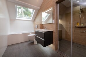 Shower, hair dryer, towels - Holiday Home 'Villa du Golfe - Vue Mer' with River View, Private Terrace and Wi-Fi (Vannes)