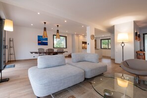 TV, table tennis - Holiday Home 'Villa du Golfe - Vue Mer' with River View, Private Terrace and Wi-Fi (Vannes)