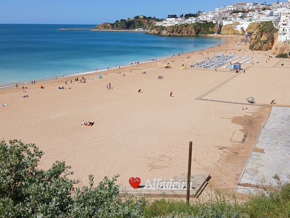 Beach nearby - Villa Martinique with Shared Pool, Wi-Fi, and Air Conditioning (Albufeira)