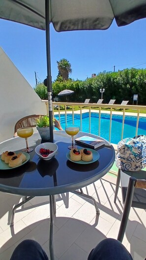 Pool - Villa Martinique with Shared Pool, Wi-Fi, and Air Conditioning (Albufeira)