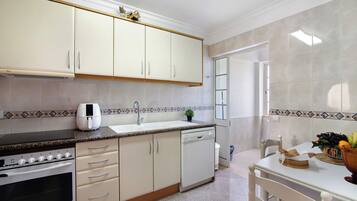 Frigorífico, microondas, horno y placa de cocina