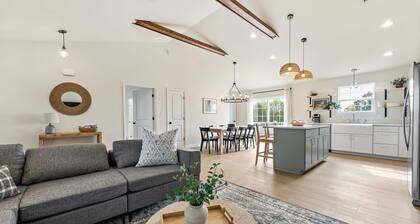 Lake access w/hot tub, game room,boat slip, kayaks & more