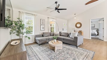 Een smart-tv, een open haard en tafelvoetbal