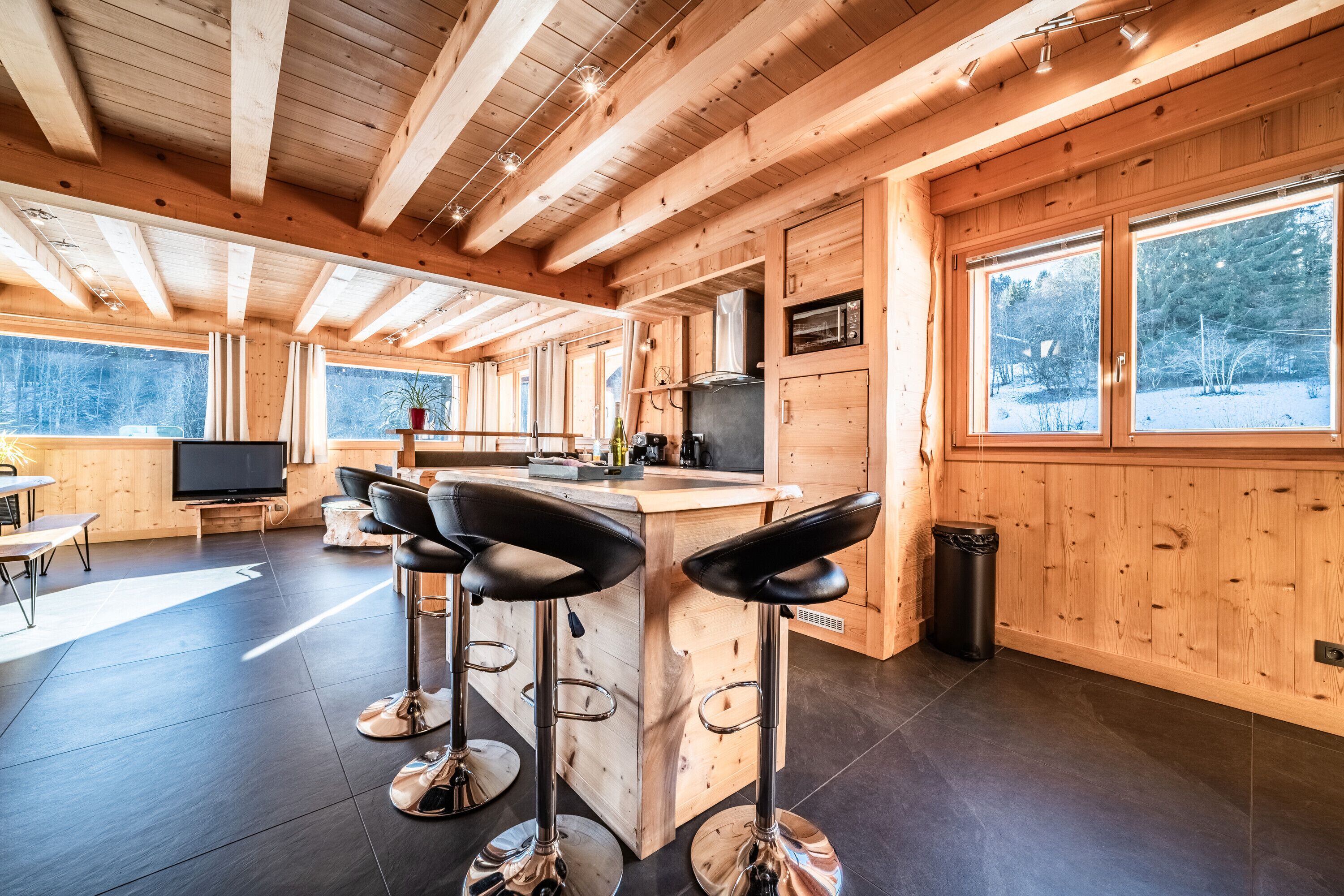 Frigorífico, microondas, horno y placa de cocina