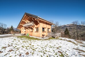 Exterior - Chalet 'Le Mas Devant' with Mountain View, Private Terrace and Wi-Fi (Morillon)