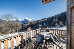 Outdoor dining - Chalet 'Le Mas Devant' with Mountain View, Private Terrace and Wi-Fi (Morillon)