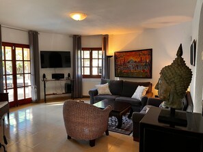 TV - Villa 'Sunshine' with Mountain View, Private Pool and Wi-Fi (Calonge)