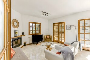 TV - Villa 'Sunshine' with Mountain View, Private Pool and Wi-Fi (Calonge)