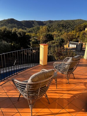 Terrace/patio - Villa 'Sunshine' with Mountain View, Private Pool and Wi-Fi (Calonge)