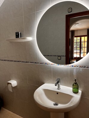 Shower, towels - Villa 'Sunshine' with Mountain View, Private Pool and Wi-Fi (Calonge)