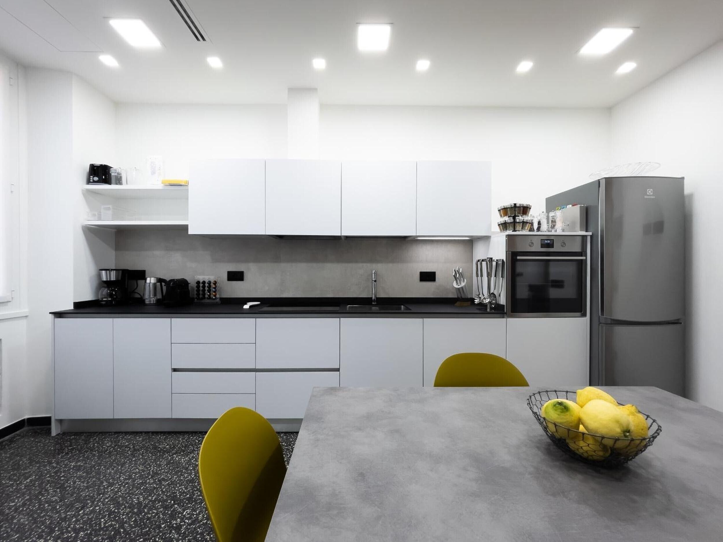 Geladeira, micro-ondas, fogão, cooktop