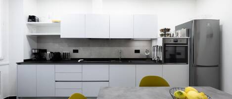 Jääkaappi, mikroaaltouuni, uuni, liesi