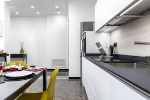 Réfrigérateur, micro-ondes, four, plaque de cuisson