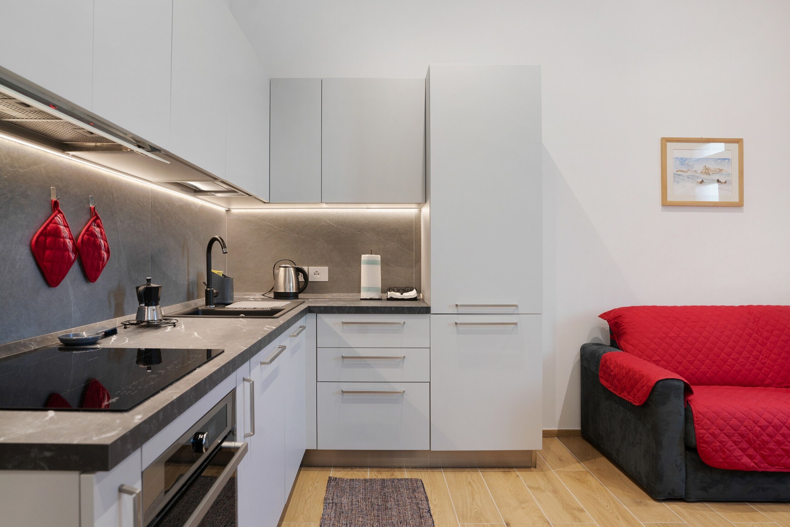 Frigorifero, forno, lavastoviglie, bollitore elettrico