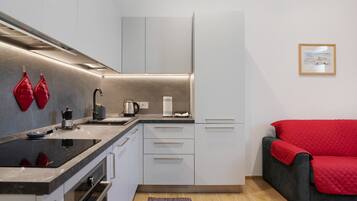 Frigorifero, forno, lavastoviglie, bollitore elettrico