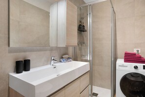 Dusch, hårtork och handdukar