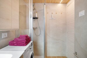 Shower, hair dryer, towels