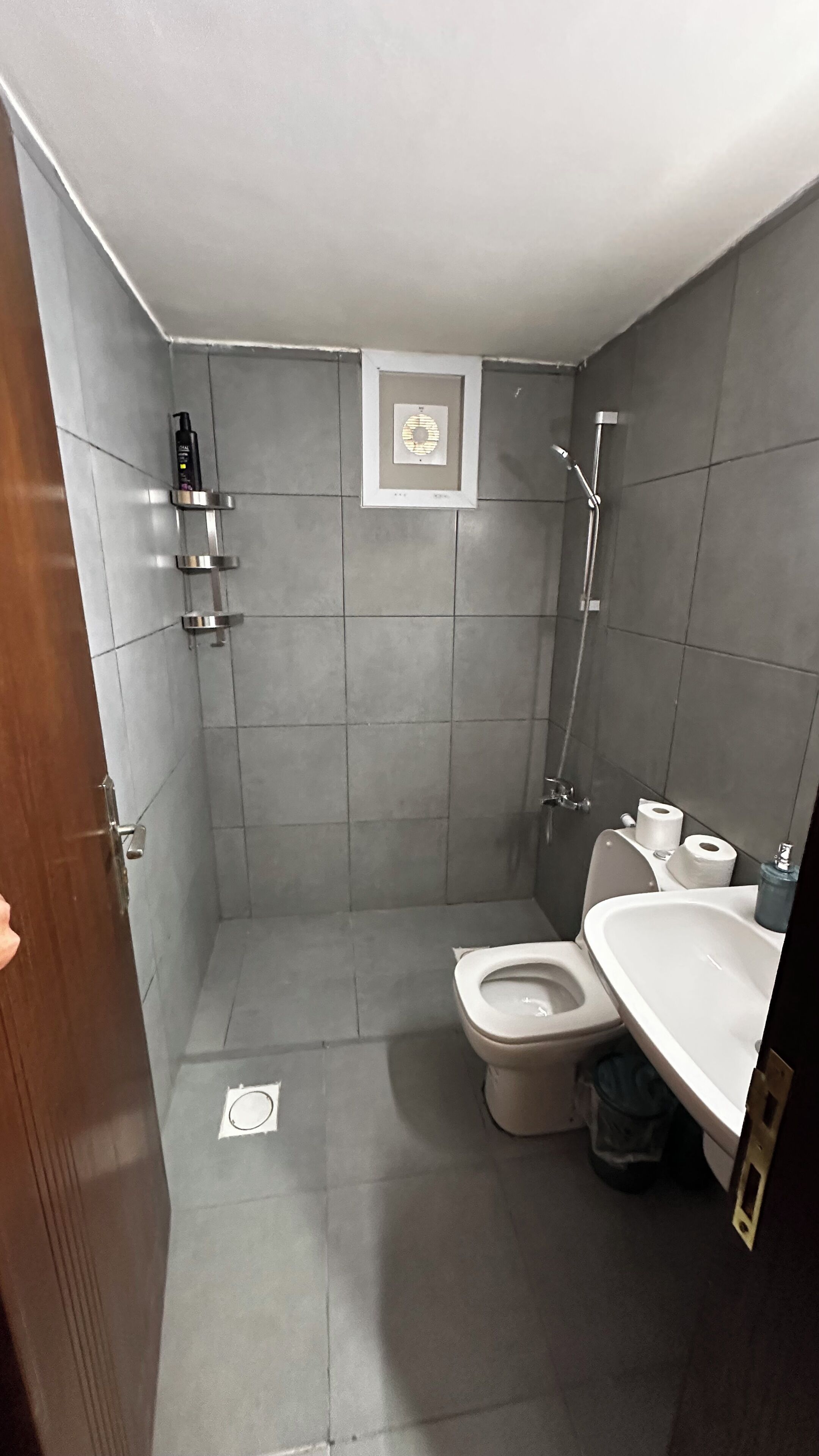 Douche, serviettes fournies, savon, papier toilette