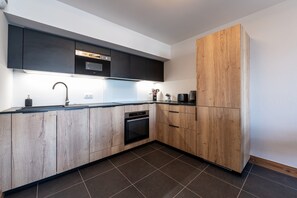 Frigorífico, microondas, horno y placa de cocina