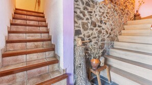 Eine Treppe mit Steinwänden und Holzstufen.