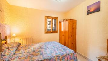 1 bedroom, bed sheets