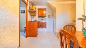 Una cocina con armarios de madera, una encimera y un lavabo.