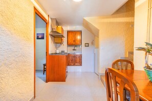 Frigorifero, microonde, piano cottura, tostapane