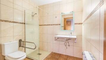 Een douche, handdoeken