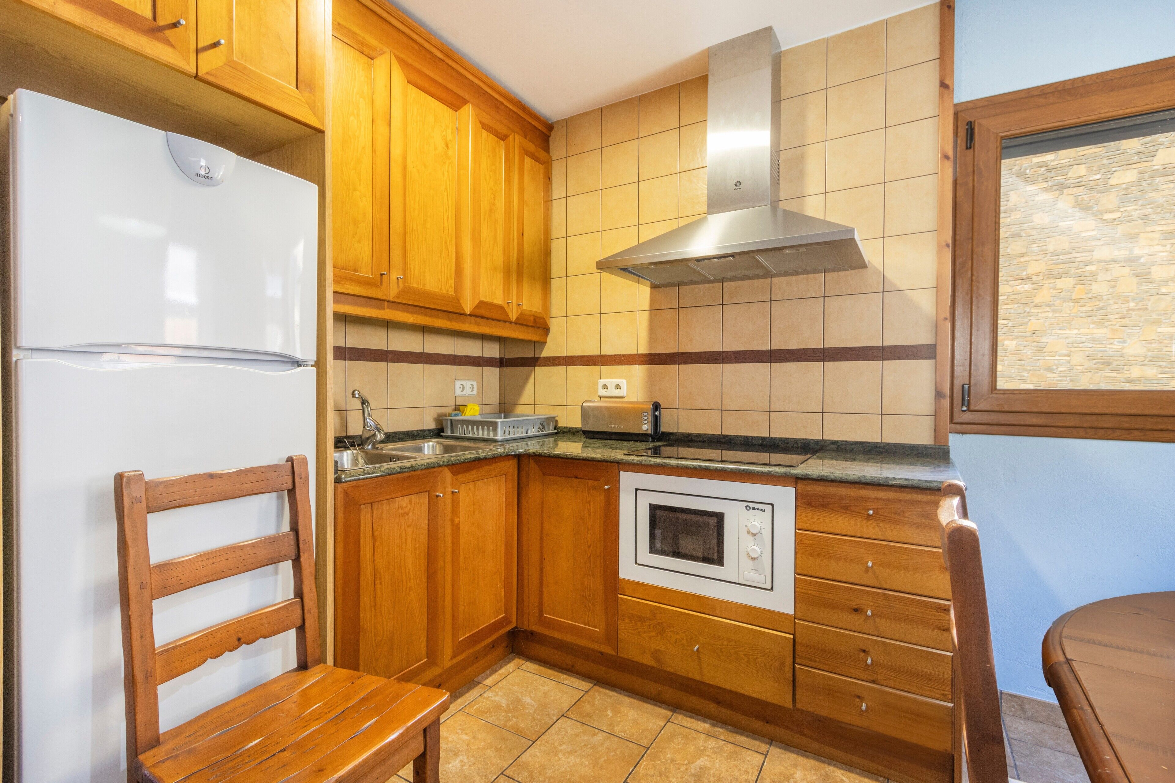 Réfrigérateur, micro-ondes, plaque de cuisson, grille-pain