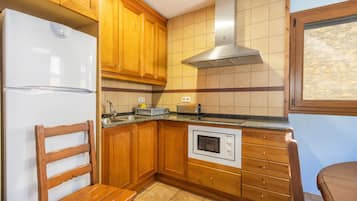 Réfrigérateur, micro-ondes, plaque de cuisson, grille-pain