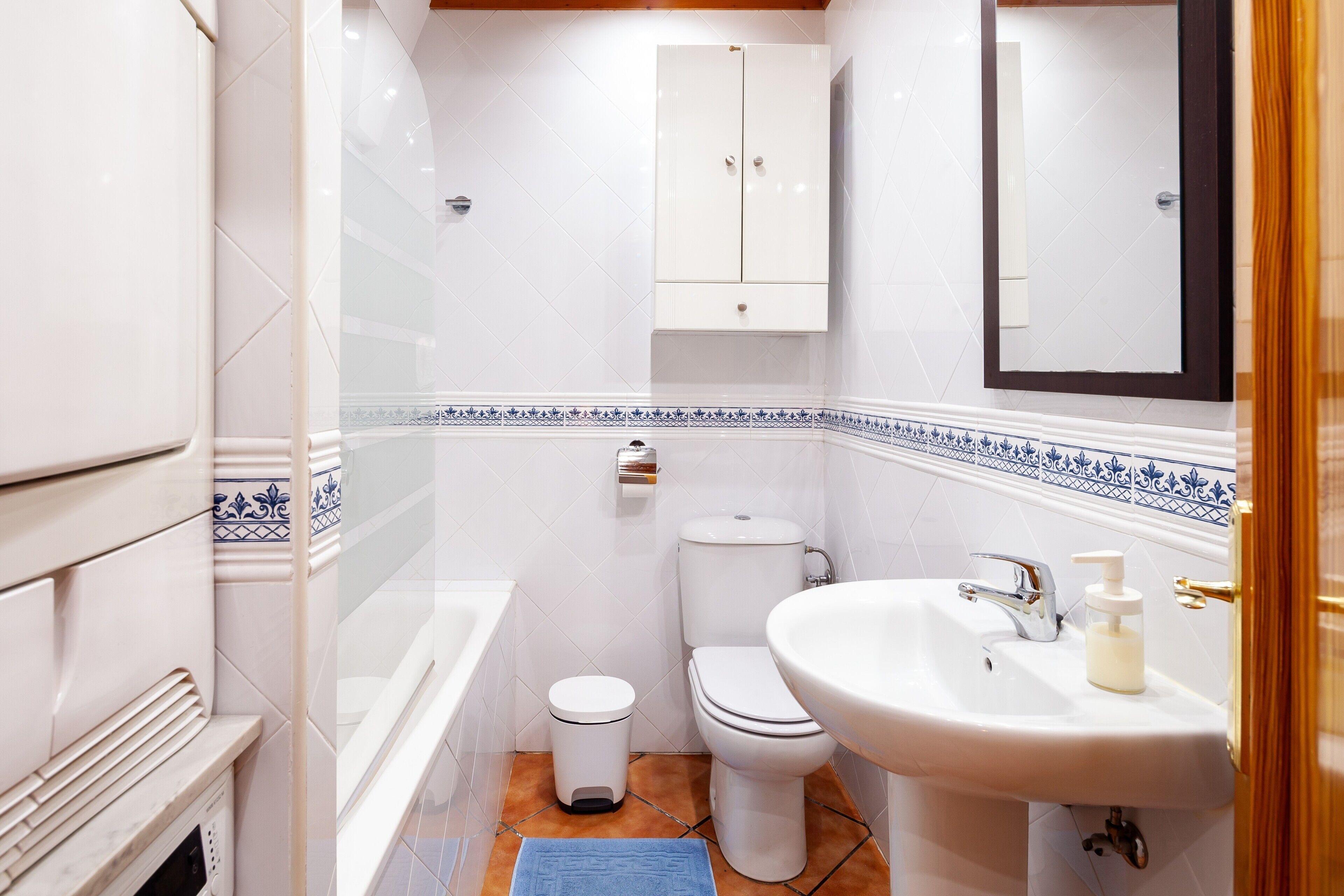 Un baño con inodoro, lavamanos y armario.