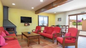 TV, fireplace, stereo