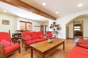 Fernseher, Kamin, Stereoanlage