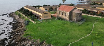 HOUSE ON THE SEA, WATERFRONT, BREATHTAKING VIEW WITH GARDEN AND PRIVATE BEACH