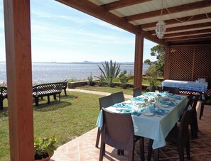 Outdoor dining - HOUSE ON THE SEA, WATERFRONT, BREATHTAKING VIEW WITH GARDEN AND PRIVATE BEACH (STINTINO)