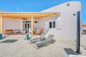 Outdoor dining - Villa Brisa de Gairia – Your Private Oasis in Authentic Fuerteventura, Wi-Fi & Air Conditioning (Antigua)