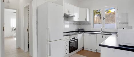 Refrigerador, microondas, horno y parrilla de estufa