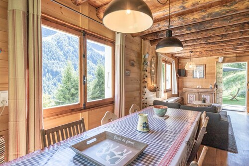Chalet "Le Petit Ranch" with Mountain View and Private Garden