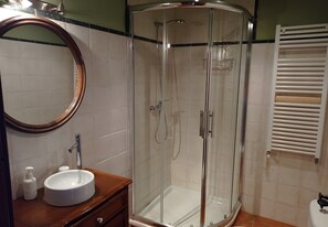 Ducha, secador de pelo, toallas