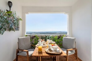 Outdoor dining - Apartment 'Appartement Avec 2 Piscines' with Sea View, Wi-Fi and Air Conditioning (Mutxamel)