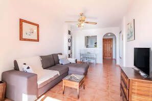 TV - Apartment 'Appartement Avec 2 Piscines' with Sea View, Wi-Fi and Air Conditioning (Mutxamel)